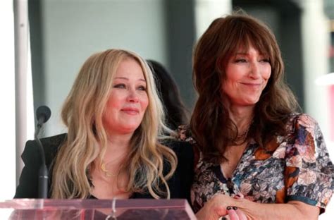 Haben Christina Applegate Und Katey Sagal Szenen In Dead To Me Tipps Netflix