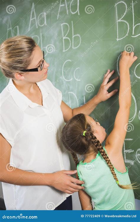 Profesor Que Ayuda A La Colegiala Para Aprender Alfabeto En La Pizarra