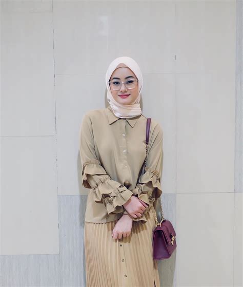Itu tadi beberapa ide mix and match outfit berwarna hitam ala suga bts. 10 Inspirasi OOTD Hijab Feminin Ala Dinda Hauw, Cantik dan ...