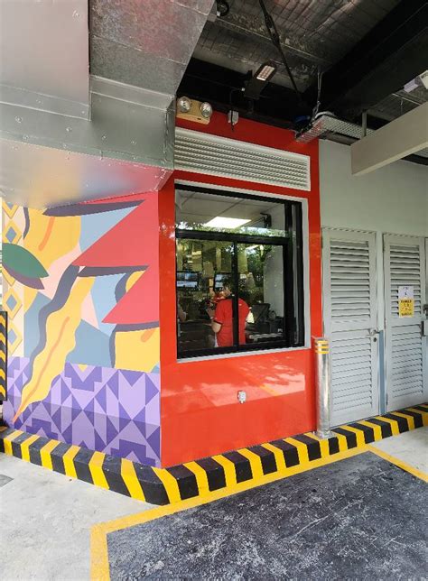 Jollibee Opens Drive Thru In Jurong Spring Get Your Fried Chicken To