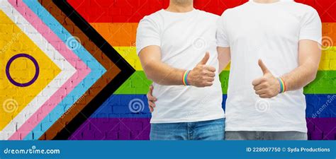 Fechamento Do Casal Homossexual Masculino Sobre A Bandeira Do Orgulho