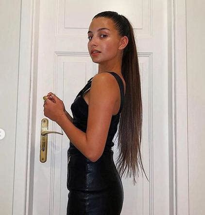 Opta oficjalny profil aktorka ( głównie znana z serialu. Wieniawa doczepiła sobie włosy. Wygląda jak Ariana Grande ...