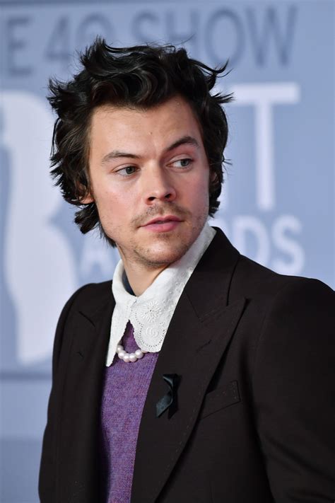 El Look De Harry Styles En Los Brit Awards 2020 Es El Más Inesperado