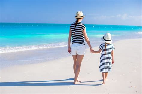 Vista Posterior De La Feliz Madre Y Su Pequeña Hija En La Playa
