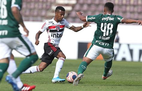 Logo depois do lance de marquinhos, renan lançou do campo defensivo, deyverson dominou com a cabeça pela lateral. Palmeiras x São Paulo - SPFC