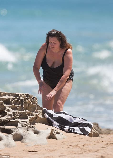 Tziporah Malkah Flaunts Her Beach Body In Racy Swimsuit Daily Mail Online