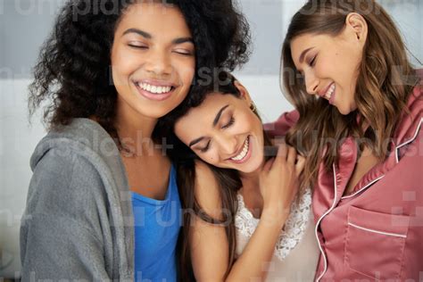 Foto De Mi Bestie Mujeres Jóvenes Felices Demostrando Sus Emociones Mientras Se Abrazan En La