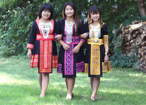 colorful-hmong-outfits