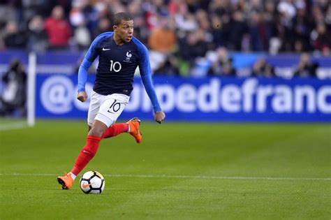 Pique has officially become a meme for the foreseeable future. International : PSG: Le geste classe de Kylian Mbappé