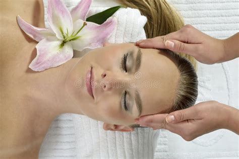retrato da mulher que coloca na tabela da massagem pronta para a terapia dos termas imagem de