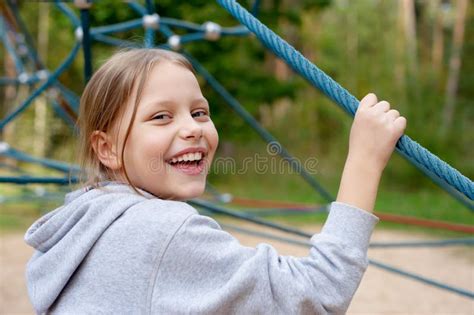 Retrato Al Aire Libre De La Niña Sonriente Foto De Archivo Imagen De