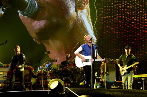 Jonny Buckland Photos Photos Coldplay Performs At The Rose Bowl Zimbio