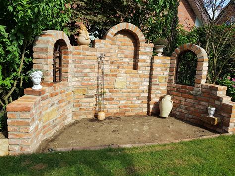 Da sind wir auf die idee gekommen eine ruienenmauer zu bauen. Eine Ruinenmauer aus altpreußischen Backsteinen. Im ...