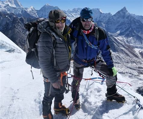 Free solo follows an attempt to climb el capitan — 3,000 feet of sheer granite. Invernale al Broad Peak 2020-2021. Goldfarb e Szlank: solo ...