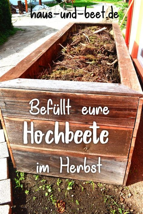 Der sorgfältig mit verschiedenen materialien geschichtete inhalt des beetes entscheidet schließlich mit darüber, wie gut die darauf kultivierten pflanzen gedeihen und wie hoch die ernte ausfallen wird. Wie werden Hochbeete befüllt (mit Bildern) | Hochbeet ...