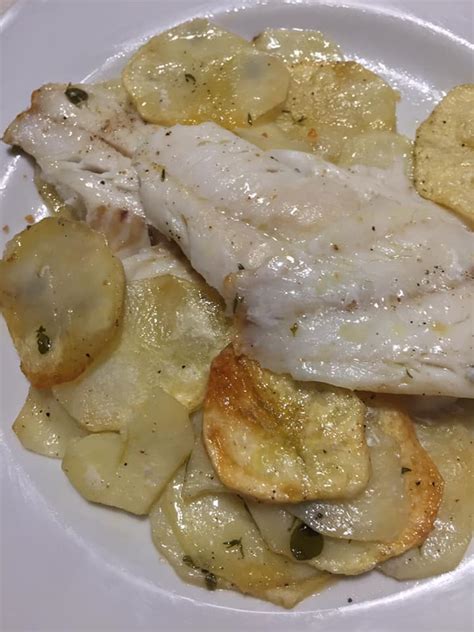 Sbucciare, sciacquare e tagliare la patata a filetti o julienne (usando la grattugia a fori larghi); Filetti di merluzzo e patate al forno | I sapori dei ricordi