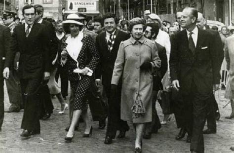 Charles, que aparece ao lado da mãe na foto acima, anne, andrew e edward. O reinado mais longo no Reino Unido. Rainha Isabel II ...