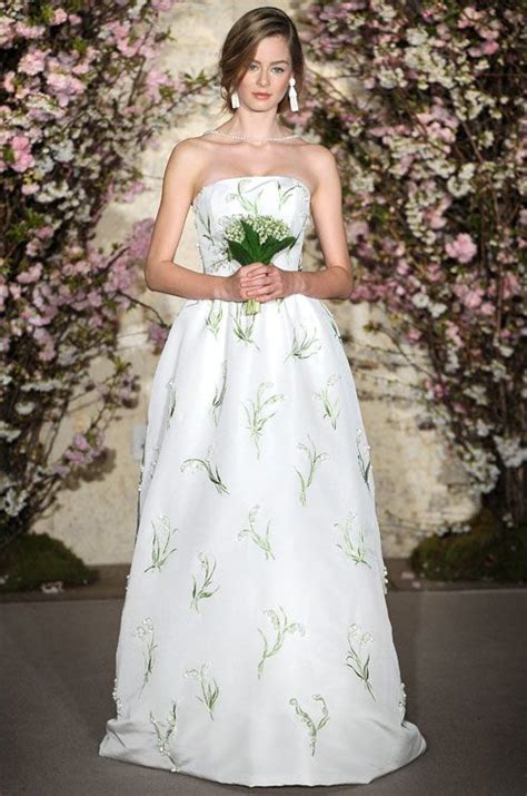 Janice from white lace bridal couture in perth understands this journey well, as she has helped hundreds of. Oscar De La Renta, Spring 2012 | Spring wedding dress ...