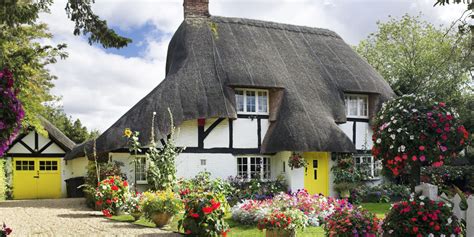 11 Photos Of English Country Cottages That Make Us Want
