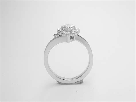 14 Stone Pear Shaped Halo Cluster