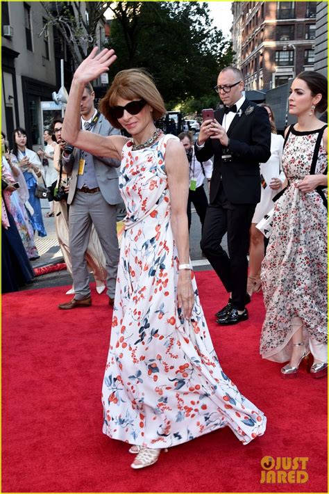 Anna Wintour Is Wearing Sunglasses Inside The Tony Awards 2016 Photo 3680596 Anna Wintour