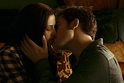Best Kissing Scenes In Tv And Movies The Cutest Kisses In Pop Culture History Teen Vogue