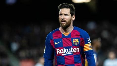 Он играет на позиции правый вингер. Lionel Messi, Barcelona'da kalıyor ancak mutlu değil ...
