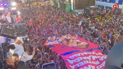 Fãs estendem bandeira em homenagem à Claudia Leitte durante