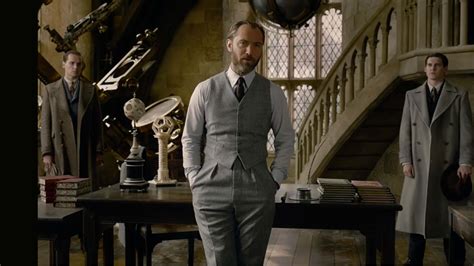 Winter dressing lessons from Jude Law as Dumbledore in Fantastic Beasts ...