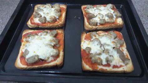 Dengan banyak pizza dough yang segar karena baru dibuat, topping saus, daging, dan mozarella, pizza dua. Resepi Pizza Roti Gardenia Guna Kuali - Kota Joglo