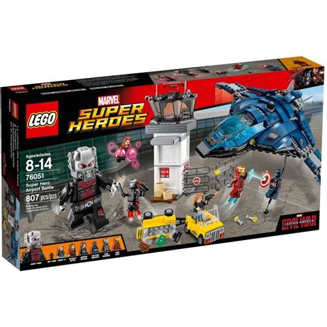 Motocykl kapitana ameryki ma siedzenie dla minifigurki, dwa miotacze tarczy kapitana ameryki, przednie ten zestaw z superbohaterem zawiera minifigurkę kapitana ameryki z nowym hełmem. LEGO SUPER HEROES, Kapitan Ameryka, klocki Bitwa na ...