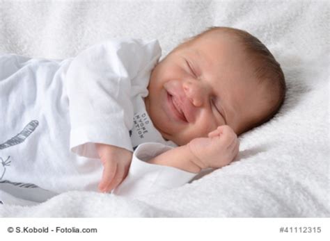 Ab wann denn nun baby im eigenen zimmer schlafen lassen? Ab wann lachen Babys? - Zeitpunkt fürs erste Babylachen