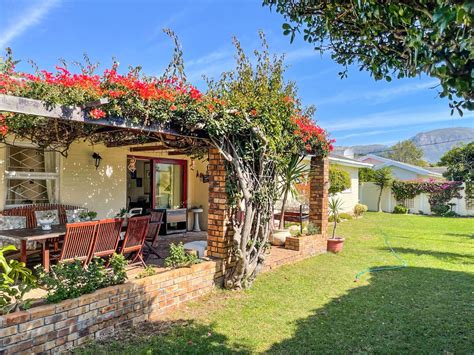 4 Bedroom House For Sale in Kirstenhof | RE/MAX™ of Southern Africa