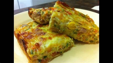 Colocamos en una fuente resistente al horno el calabacín en rodajas, luego los tomate también en rodajas y por fuera las berenjenas. Receta: Delicioso Pastel de Verduras - La Cocinadera - YouTube