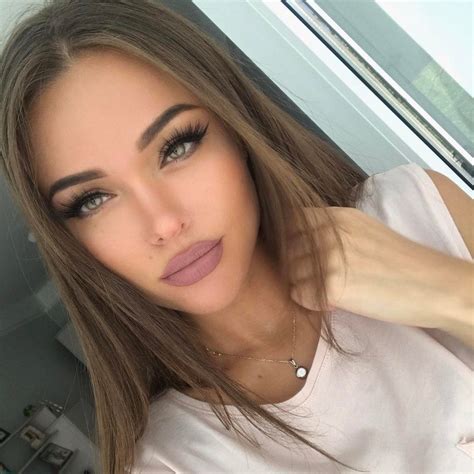 Beautiful fashion woman with brown hair and evening makeup wearing blue purple party outfit. Pin by Josephine hope on мαкє υρ | Hair makeup, Light ...