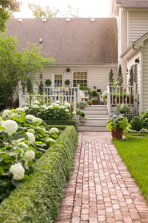 Don't let limited outdoor space prevent you from trying out your green thumb. 16 Simple Solutions for Small-Space Landscapes | Better ...