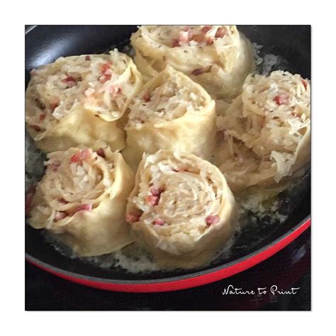 Der kuchen wird am knusprigsten, wenn der teig nicht zu hoch im reindl steht und die. Oma Agnes Allgäuer Krautkrapfen in 2020 | Krautkrapfen ...
