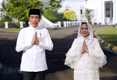A dance show at istana on open house day. Jokowi Salat Idul Fitri di Istana Bogor dan Tak Open House ...
