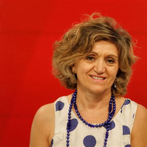 Luisa spagnoli è una donna di umili origini che, con grande determinazione, decide di rilevare una piccola pasticceria sull'orlo del fallimento. Biografía de María Luisa Carcedo Roces - PSOE