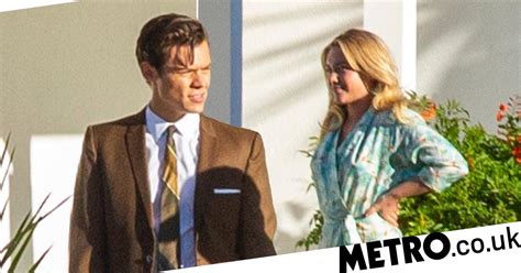 harry styles looks suave on don t worry darling set with florence pugh metro news