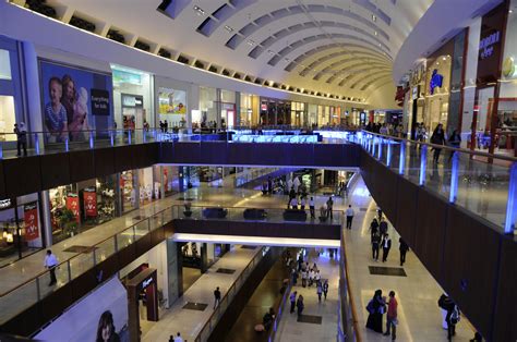 The mall is situated at the downtown dubai, a massive development that also includes the world's tallest building, numerous hotels, plus. Dubai Mall Inside (9) | Downtown Dubai | Pictures ...