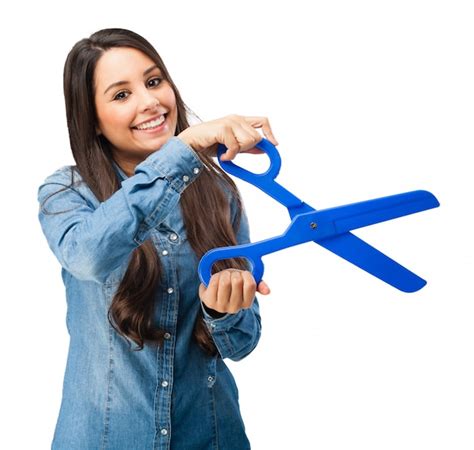 Mujer Joven Sujetando Unas Tijeras De Pl Stico Azules Descargar Psd Gratis