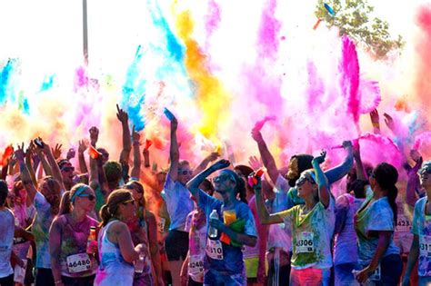 It's not uncommon for colored clothes to fade in the washer. Le Color Run débarque en France, notre dossier spécial