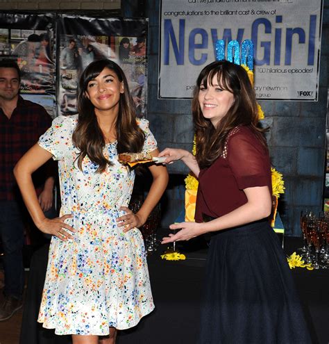 Zooey Deschanel And Hannah Simone Foxs New Girl 100th Episode Cake