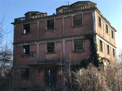 Das rotehaus befindet sich unmittelbar am ufer des kulkwitzer sees. Kein Abriss: Parndorf kauft sein "Rotes Haus" - Neusiedl ...