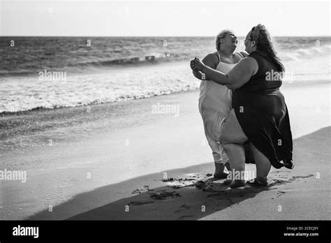 Además Las Mujeres Bailan En La Playa Y Se Divierten Vacaciones De Verano Mujer Curvy Riendo
