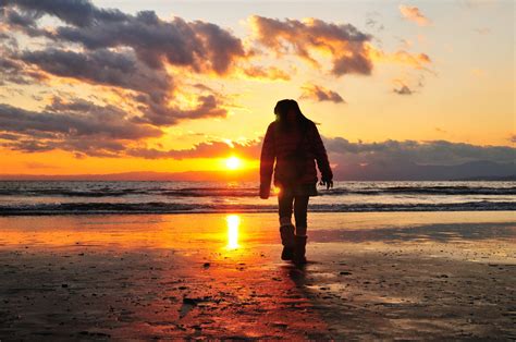 Wallpaper Sea Beach Light Sunset People Walk Alone 4093x2717