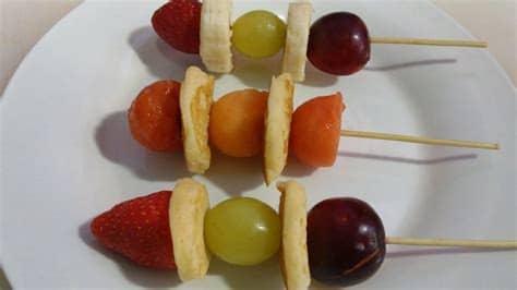 La receta de esta ensalada de pepino y queso feta la tengo guardada desde el verano. recetas de cocina para niños, BROCHETA DE FRUTAS, Receta ...