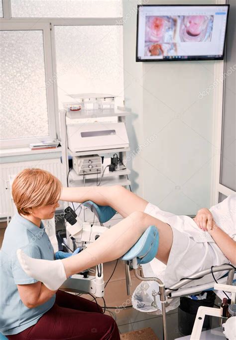 Mujer Sentada En Silla Ginecológica Mientras El Médico Realiza El Examen Ginecológico