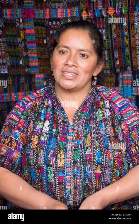 Mujer En Traje Tradicional T Pico De Su Ciudad La Venta De Estas Prendas En El Mercado En